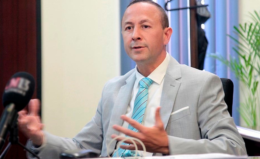 Por tercera ocasión niegan información sobre asesores a Edgardo Hernández