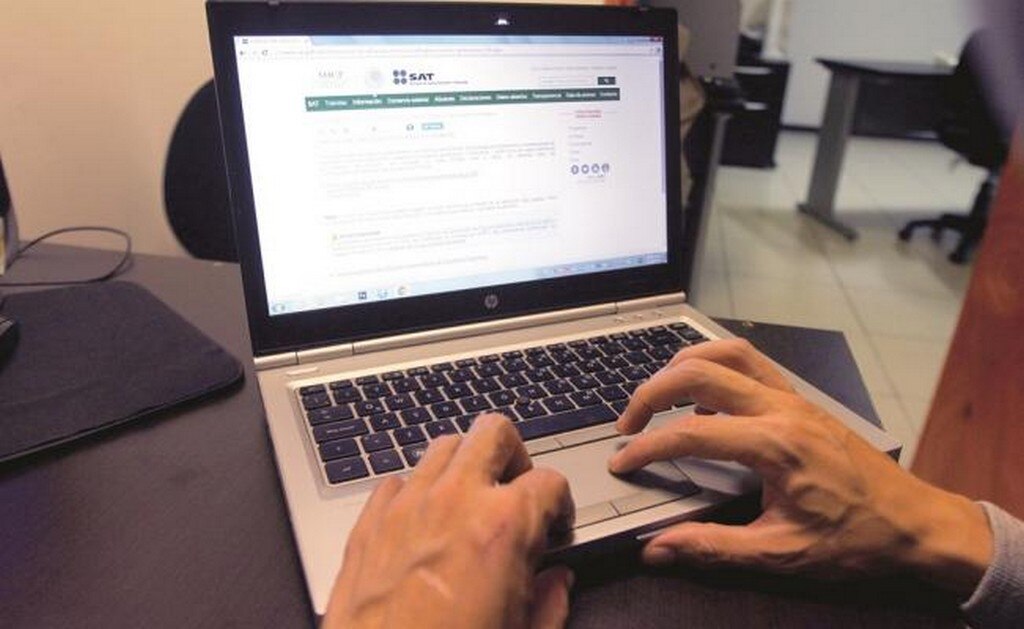  Sin aviso, SAT traba descarga de facturas