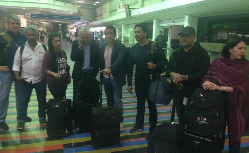 Tras ser expulsados, Jorge Ramos y su equipo se encuentran en el aeropuerto de Venezuela