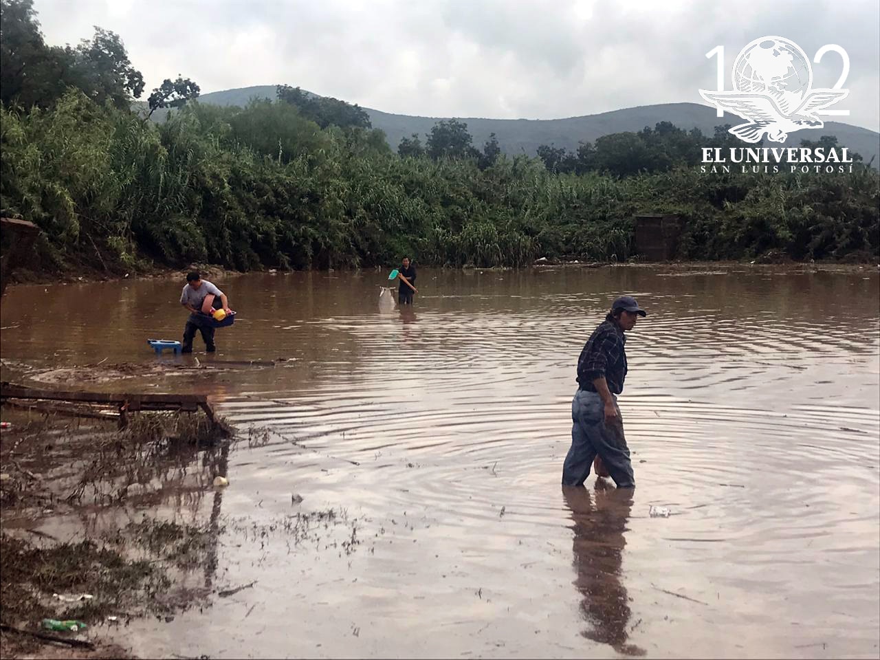 Se desborda caudal de agua e inunda a Santa María del Río 
