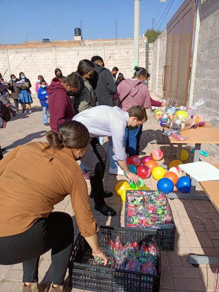 Empresas de zona industrial se suman a “San Luis Sin Frío”; niños reciben cobertores, dulces y más