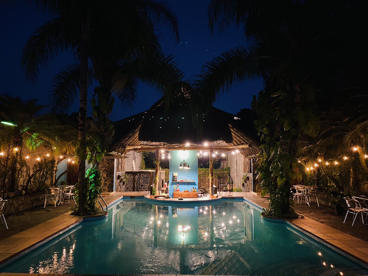 Alberca del hotel en la noche. Foto: FB, Hotel Camino Surreal Xilitla