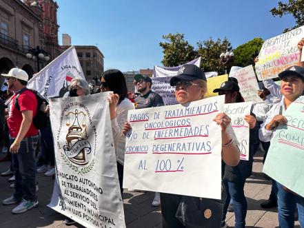 Maestros y trabajadores toman plazas del Centro Histórico de SLP en el Día Internacional del Trabajo
