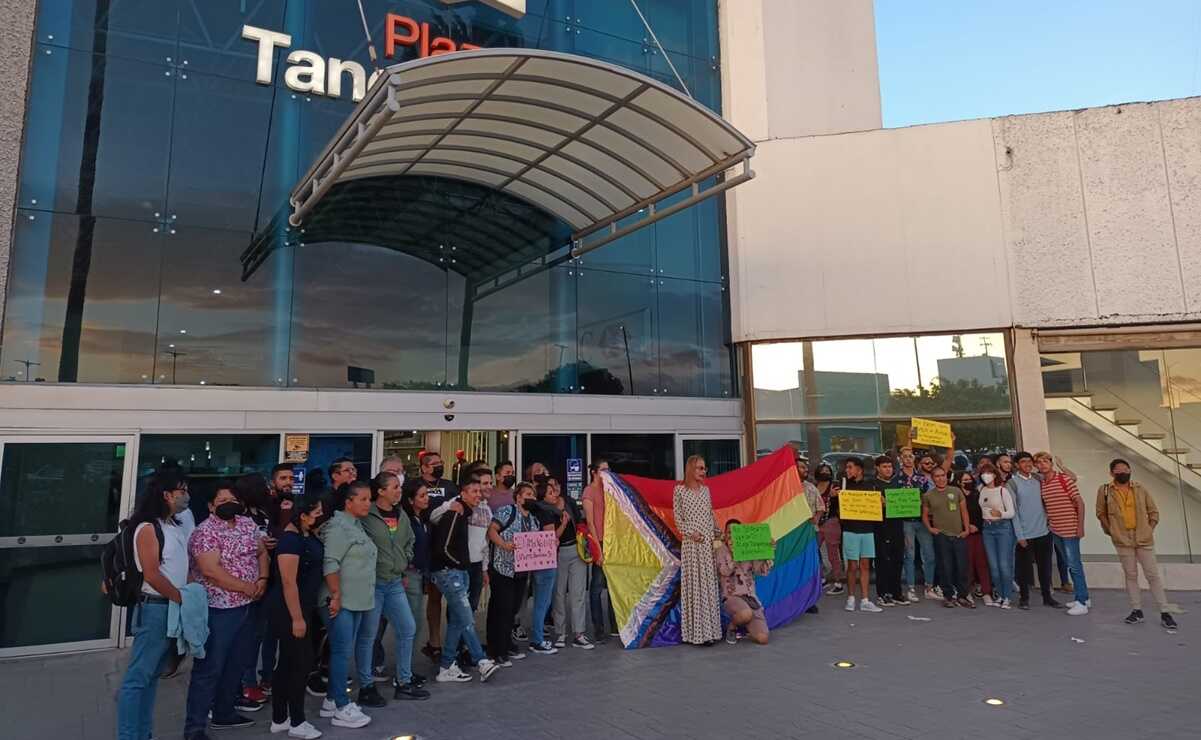 Con besos, abrazos y pancartas, comunidad LGBT+ exige alto a la homofobia en plaza Tangamanga. Foto: Nancy Lizet Hernández