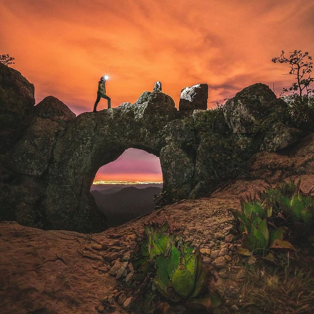 La Ventana se encuentra en la comunidad de La Amapola. Foto:@nomandarte, Instagram
