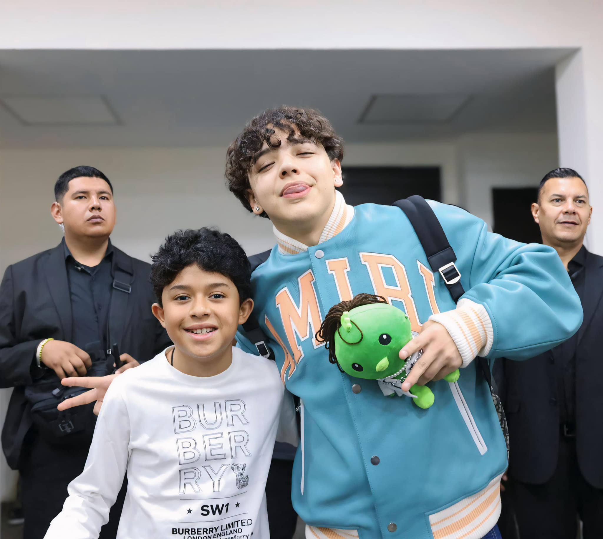 El cantante Xavi, con fans y su Pollito Xavi 