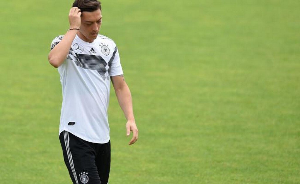 Mezut Özil se lesiona y es duda para el Mundial