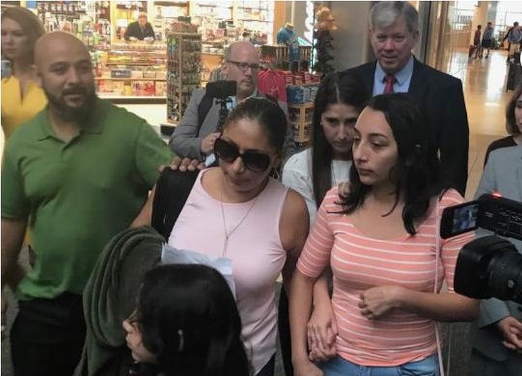 Alejandra Juárez, esposa de un veterano de la Armada y madre de dos hijas estadounidenses, llega al aeropuerto junto a su familia. Foto: EFE