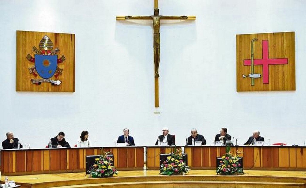 José Antonio Meade (cuarto de izq. a der.), candidato presidencial del PRI, y Francisco Robles Ortega (quinto de izq. a der.), presidente de la CEM, en las instalaciones del episcopado (CORTESÍA)