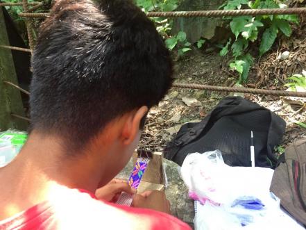 Con “minitelares”, jóvenes artesanos de Aquismón crean pulseras y cautivan con su proceso creativo