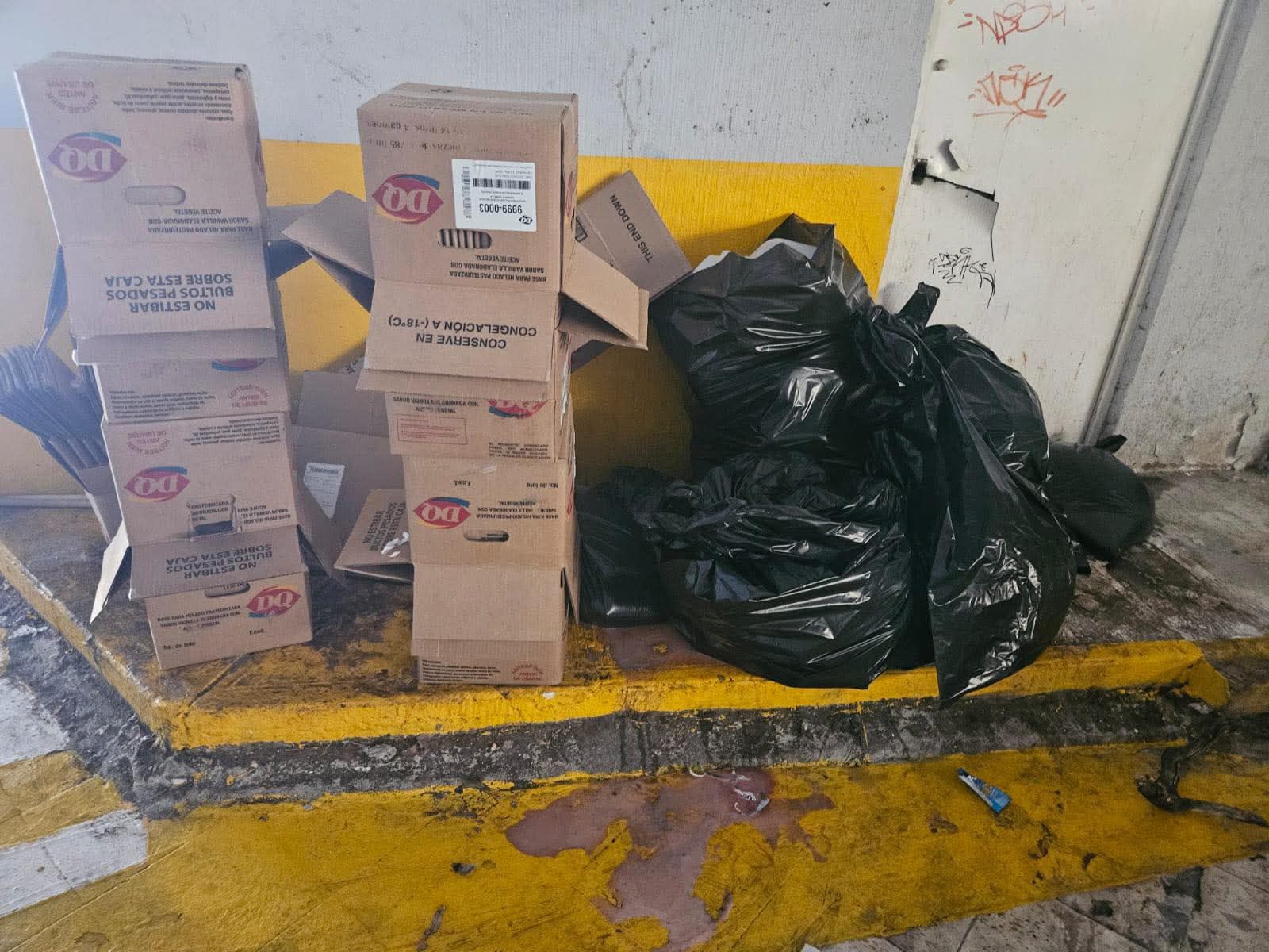 Acusan a empresa de helados por mantener desechos de drenaje expuestos: vecinos temen riesgos de salud en SLP