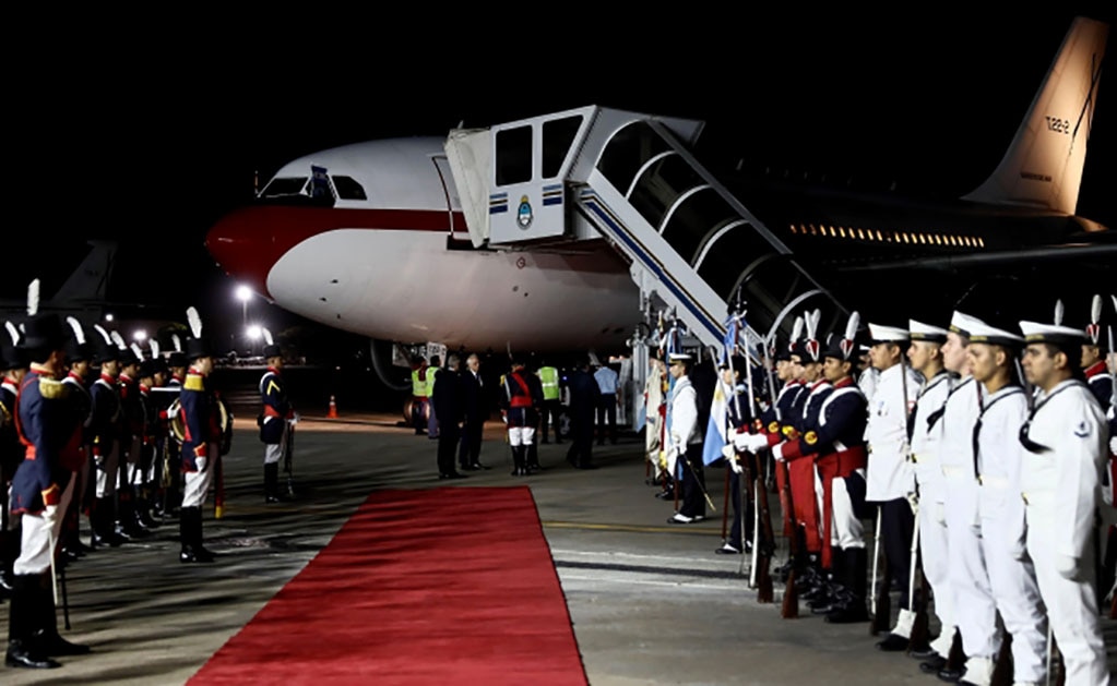 Reyes de España se quedan en avión en Argentina por falta de escaleras