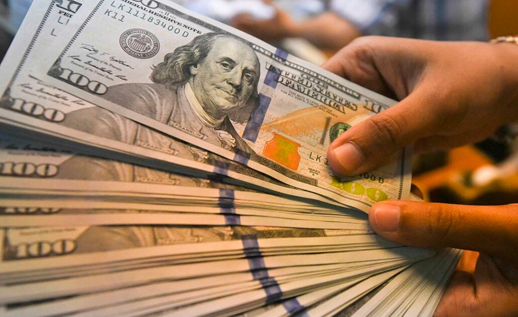 Se dispara dólar hasta los 19.55 pesos por renuncia de secretario de Hacienda