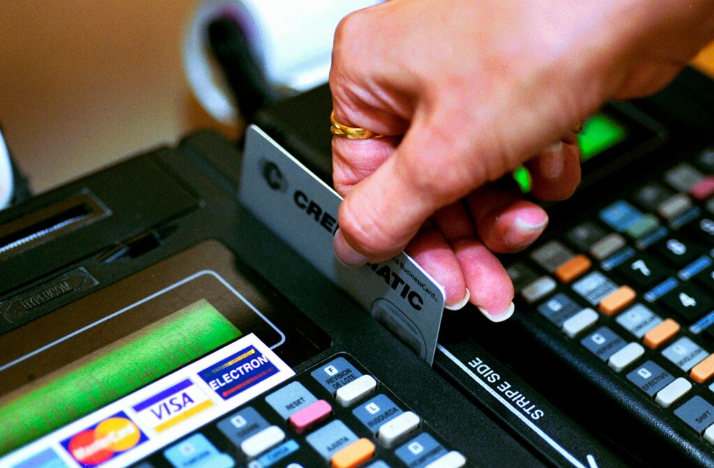 Desmedido cobro de comisiones por bancos, orilla a comercios a cargos “prohibidos”