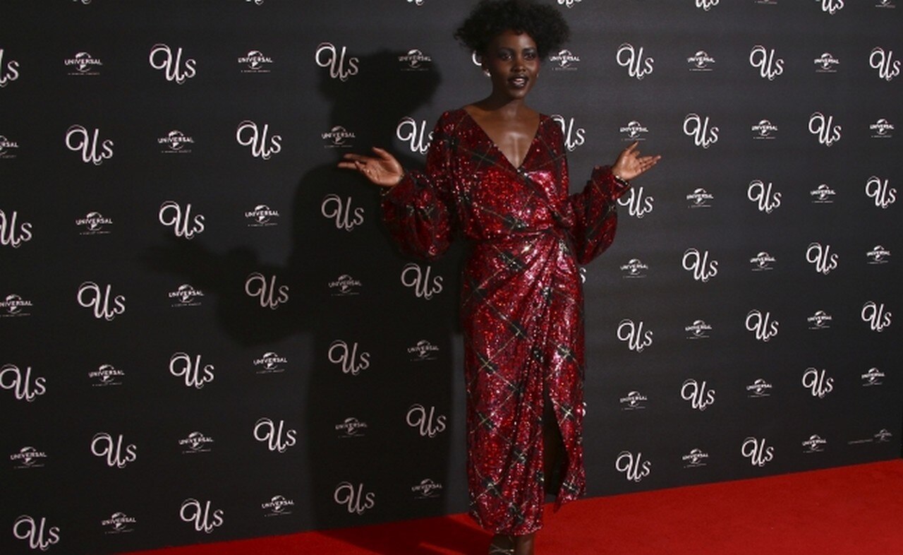  Lupita Nyong'o sorprende con pupilentes rojos