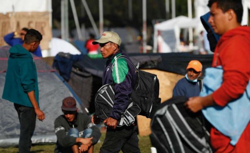 Migrantes llegan a la caseta de cobro de Tepotzotlán de la autopista México-Querétaro