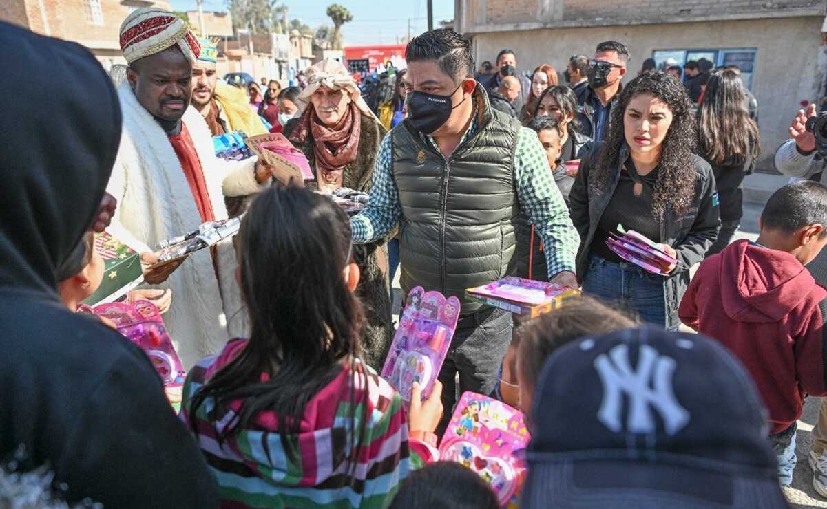 Acompañado de los Reyes Magos, Gallardo lleva roscas y juguetes a familias de zonas vulnerables