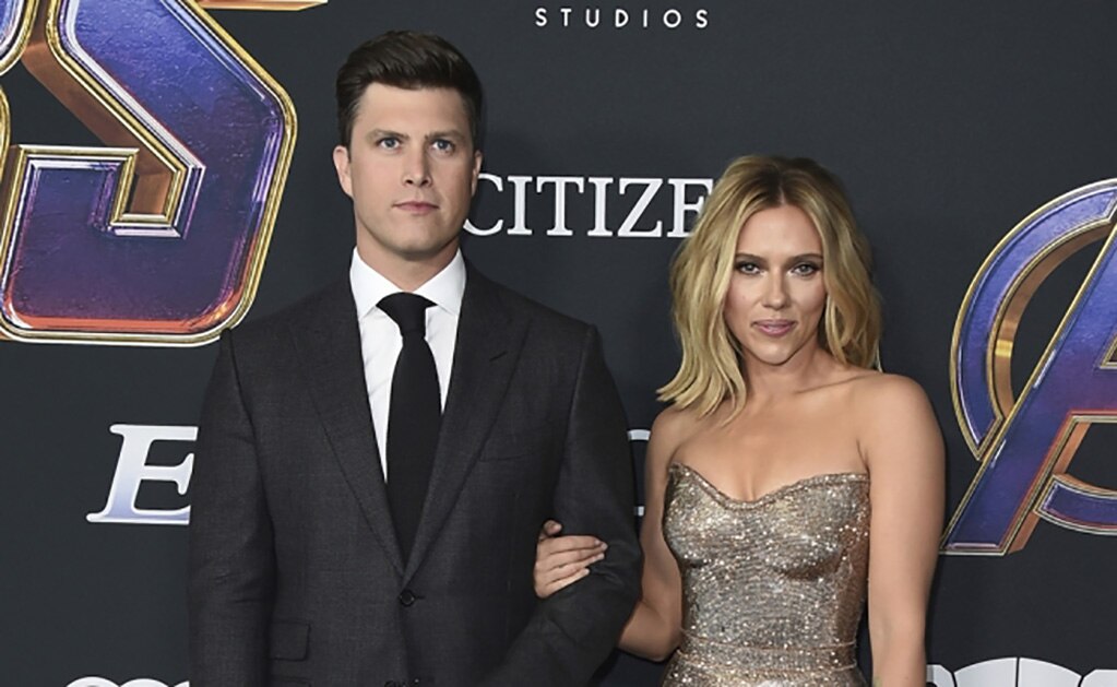 Se compromete Scarlett Johansson con Colin Jost
