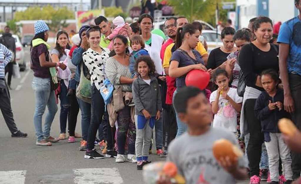 Cientos de migrantes venezolanos llegan desde Ecuador al Centro binacional de atención fronteriza en la región norteña de Tumbes (Perú) (Foto: EFE)
