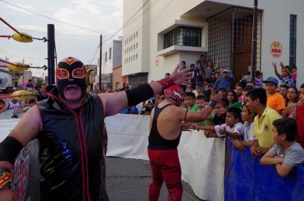Del barrio para el barrio: Lucha Libre en la calle