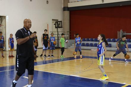 Charles Williams visita la Academia Potosina de Santos