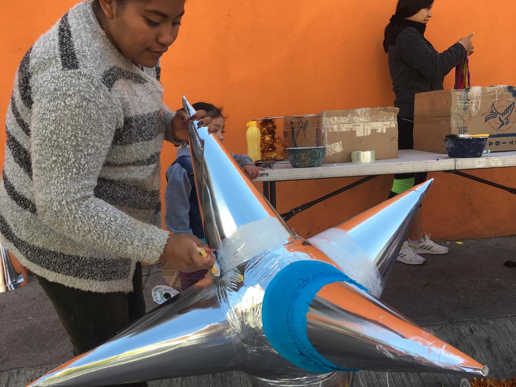 Fabricación de piñatas; tradición y sustento de la familia Alvarado desde hace 23 años. Foto: Regina Arellano