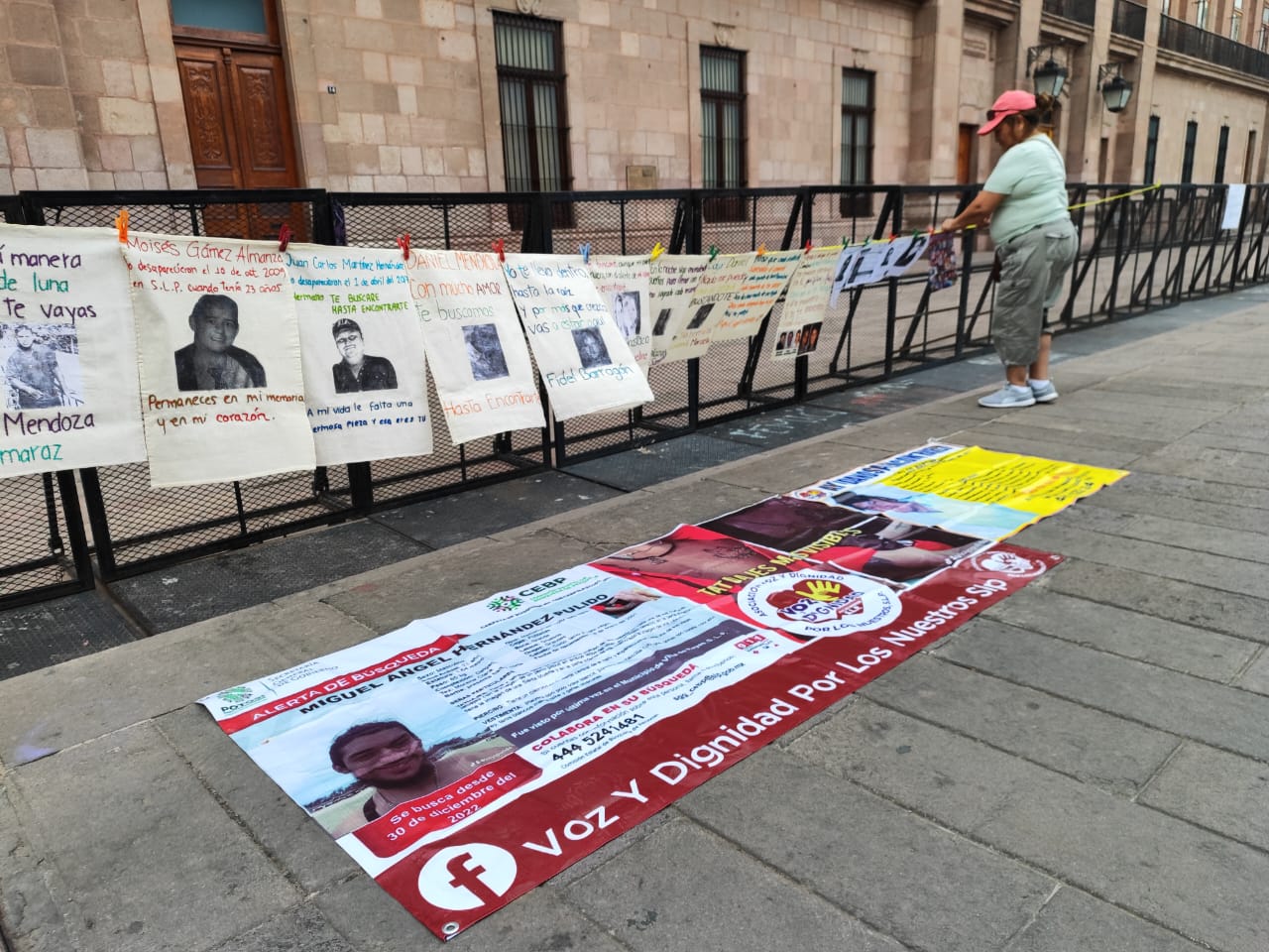Colectivo Voz y Dignidad se manifiesta frente a Palacio de Gobierno de SLP por Jornada Nacional de Búsqueda