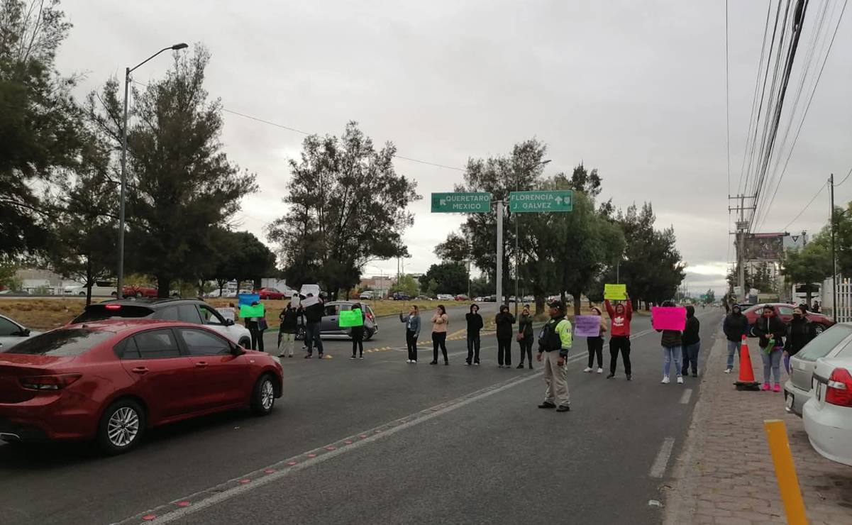 Protestan padres de familia en SLP por cierre de guardería del IMSS; colapsa circulación en la carretera 57