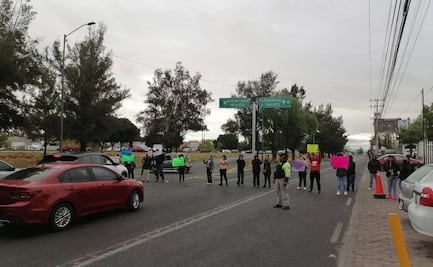Protestan padres de familia en SLP por cierre de guardería del IMSS; colapsa circulación en la carretera 57