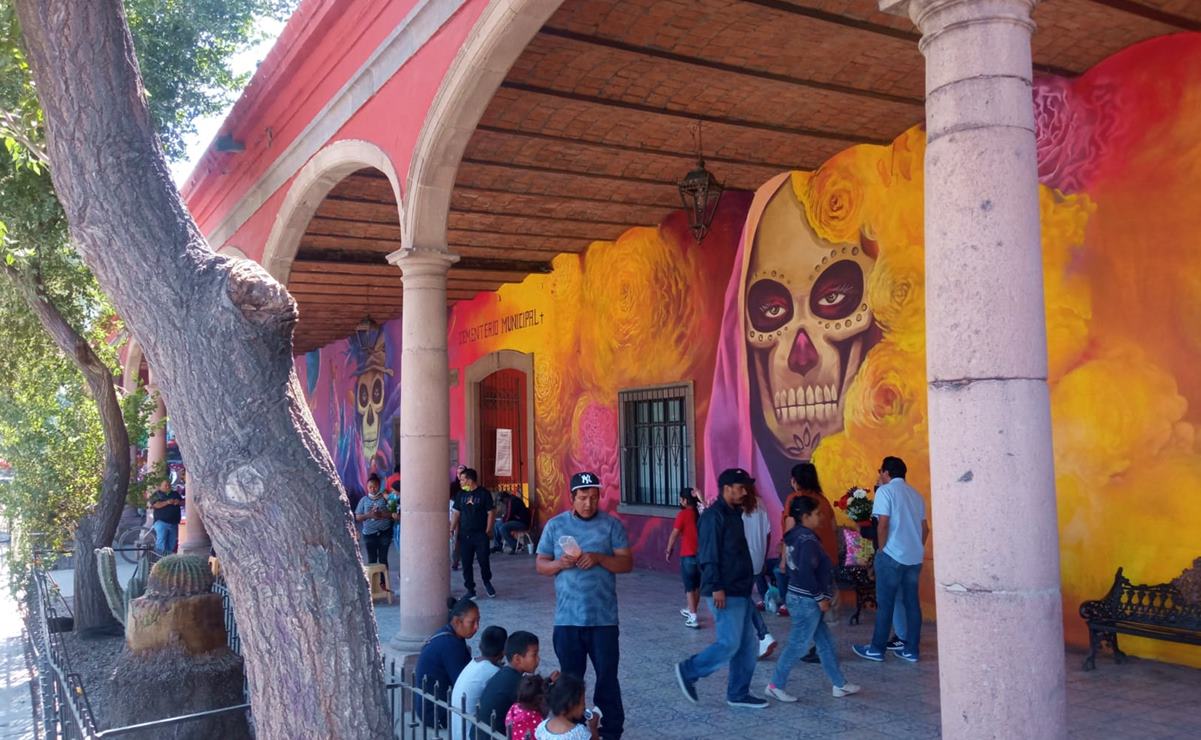 Arte y color convierten fachada del panteón El Saucito en una "ofrenda mural". Foto: Samuel Estrada