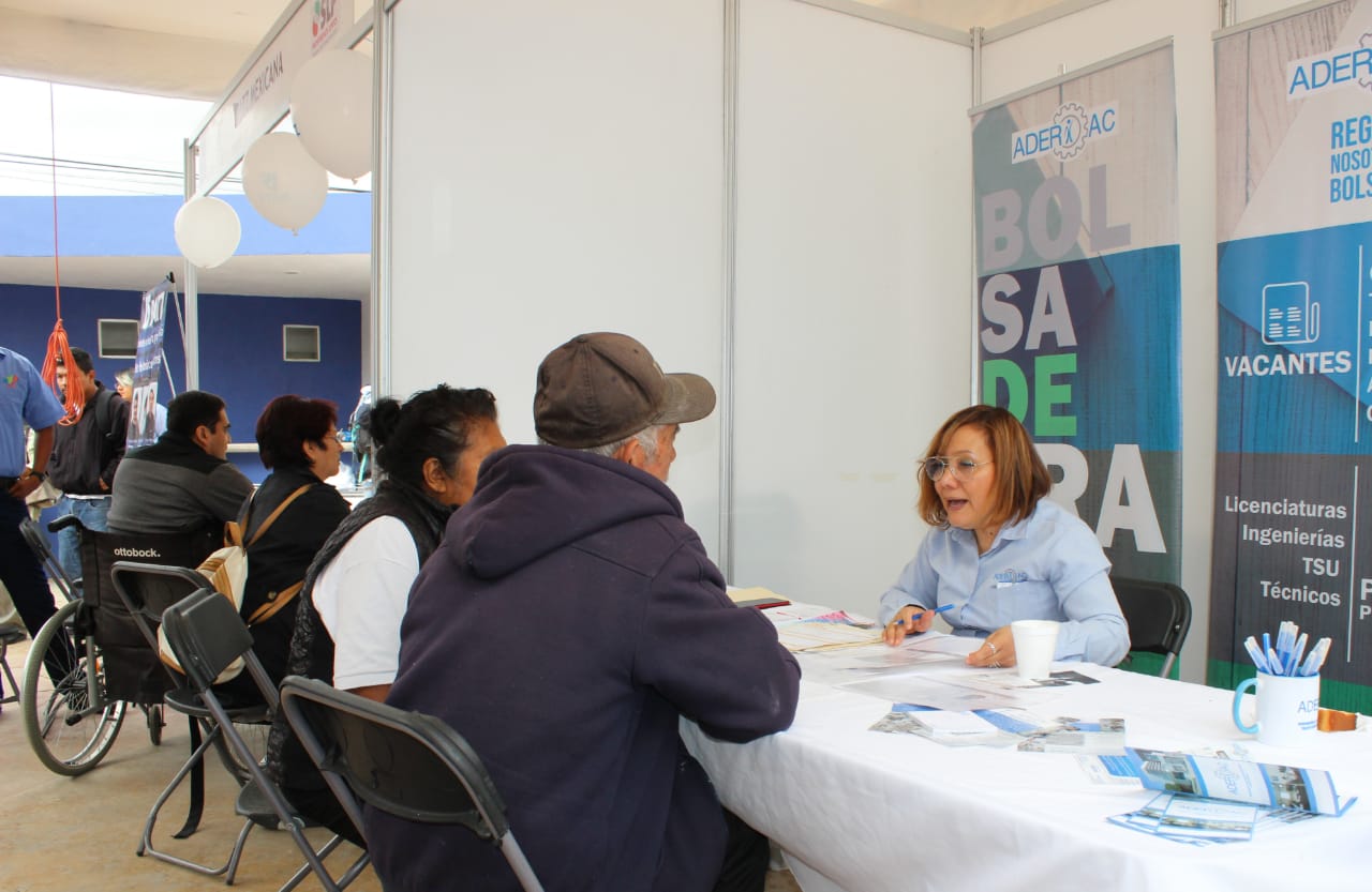 Realizan con éxito feria de empleo para personas con discapacidad y adultos mayores