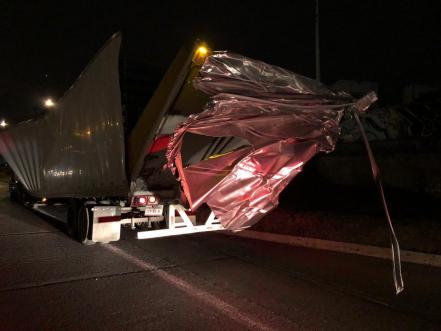 Tráiler se atora en Puente Soledad; destroza la unidad