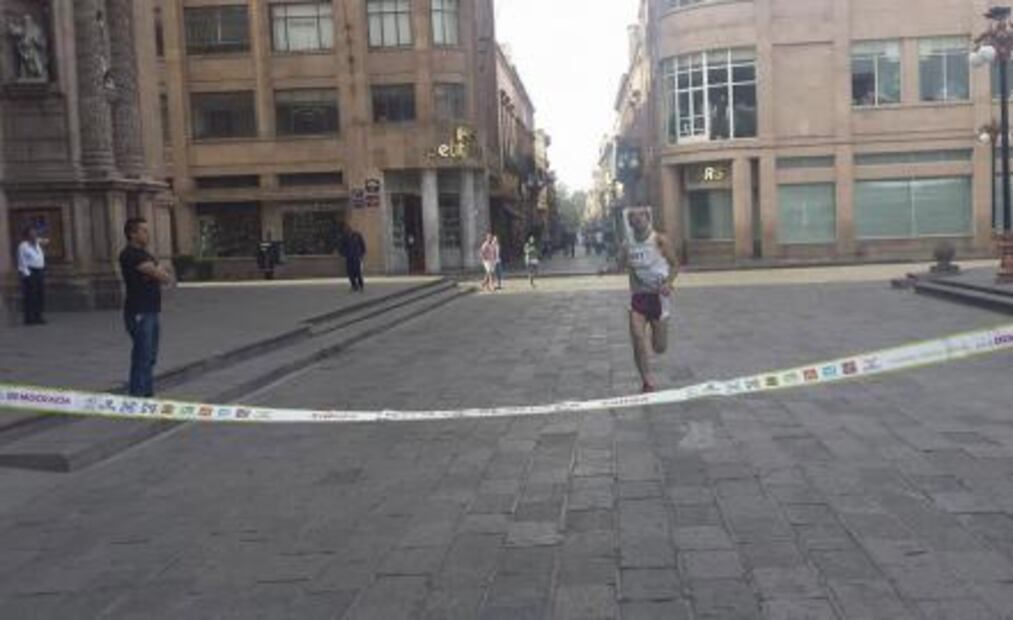 INE celebró carrera por la democracia