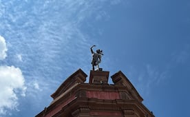 ¿Lo has visto?: El Mercurio que vigila desde lo alto del Centro Histórico de San Luis Potosí