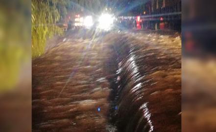 Rescatan a motociclista en Sierra Leona, fue arrastrado por la corriente