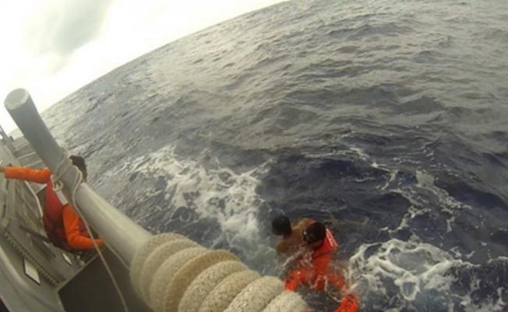  Rescatan a hombre que estuvo 12 horas en mar abierto en Los Cabos