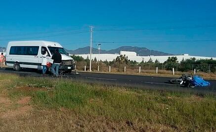 Chofer de transporte de personal arrolla a motociclistas, una fallece en el lugar 