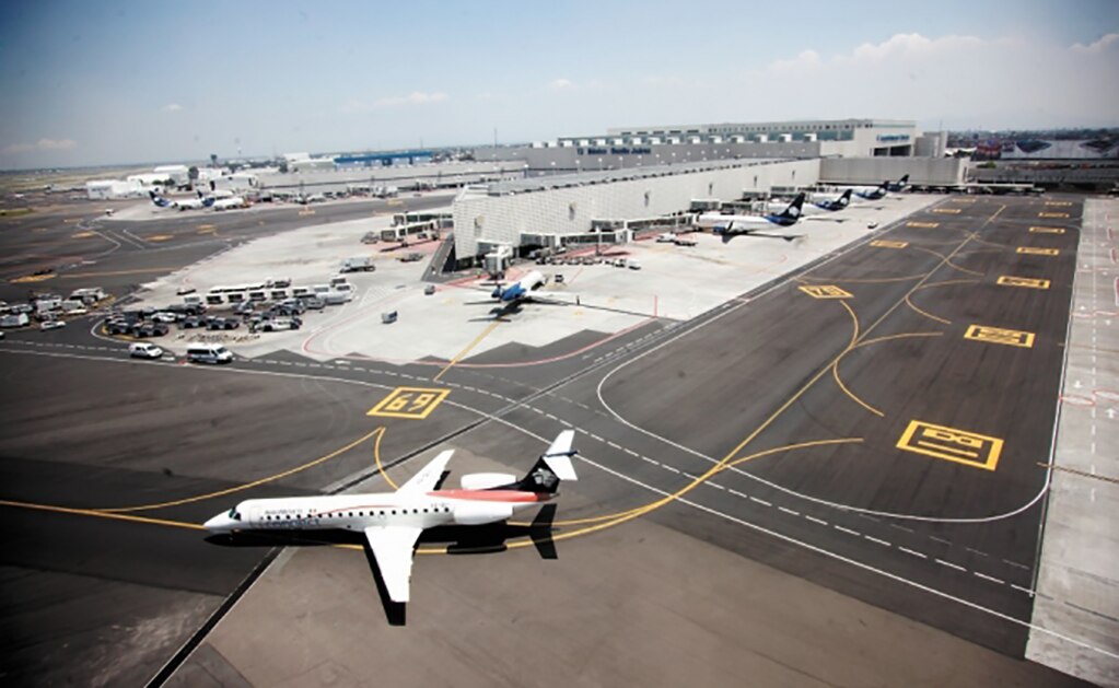 Retrasos convierten al aeropuerto de CDMX en un “estacionamiento”