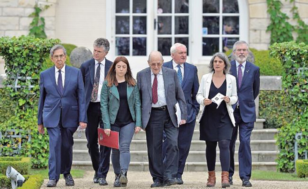 Cuauhtémoc Cárdenas, Jonathan Powell, Irati Agorria Cuevas, Michel Camdessus, Bertie Ahern, Anaiz Funosas y Gerry Adams en la Villa Arnaga, donde firm a ro n la declaración que avala la disolución de ETA. VINCENT WEST. REUTERS