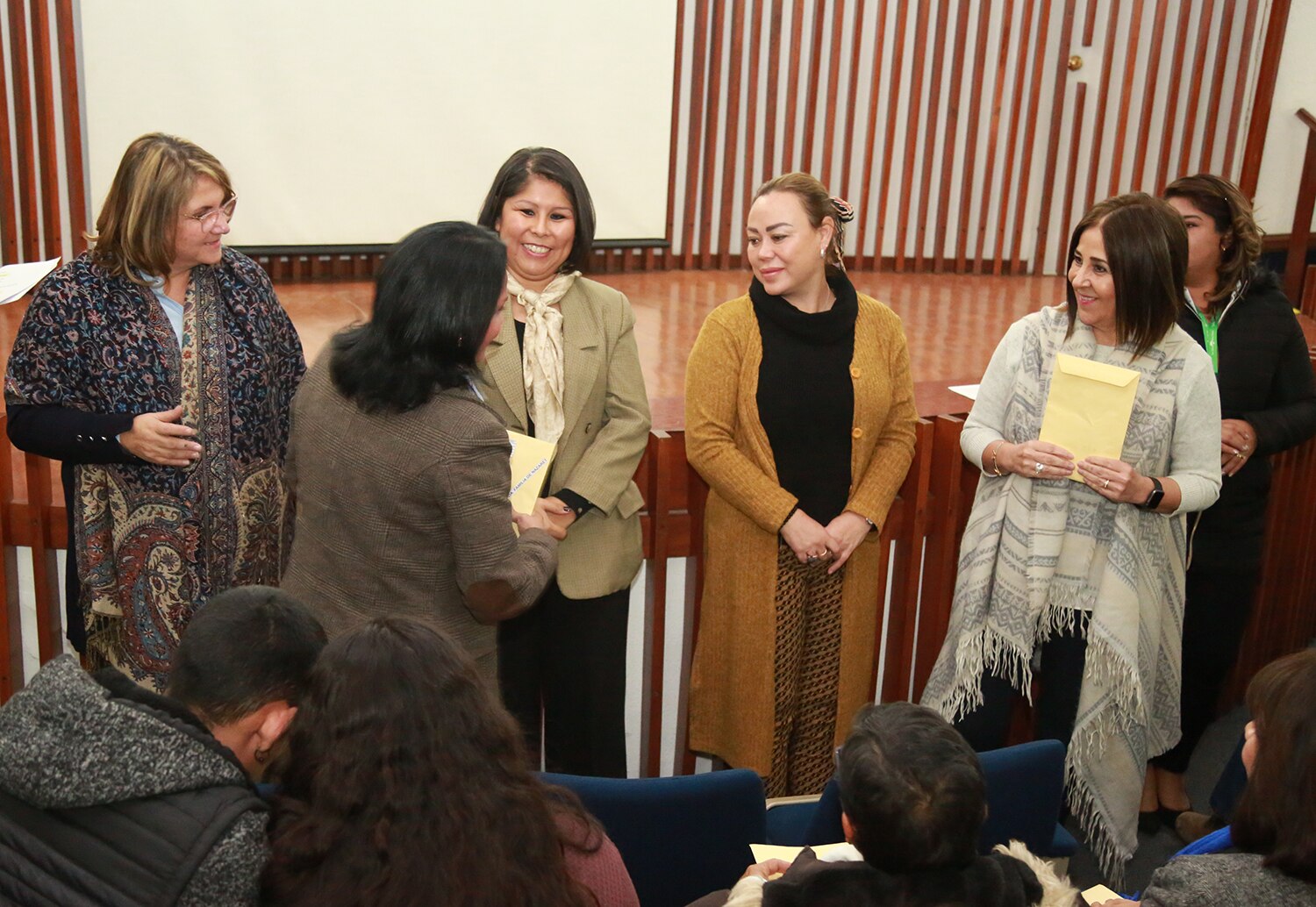 44 organizaciones civiles reciben mil 400 vales médicos