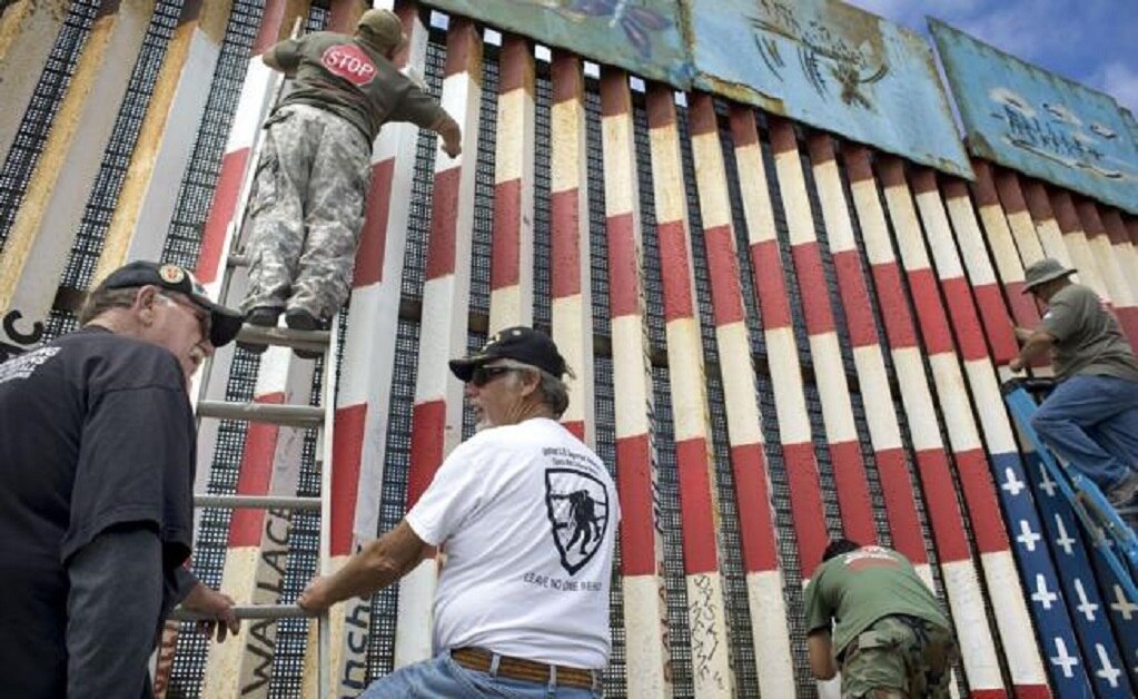 En la mira de autoridades, mural en la frontera con bandera al revés de EU