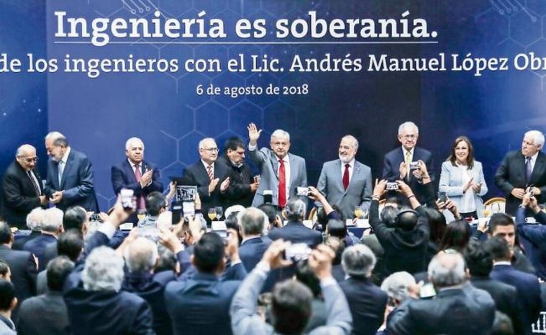 En reunión con ingenieros, el virtual presidente electo les pidió su apoyo para revisar el dictamen técnico sobre el nuevo aeropuerto. Foto: GERMÁN ESPINOSA. EL UNIVERSAL