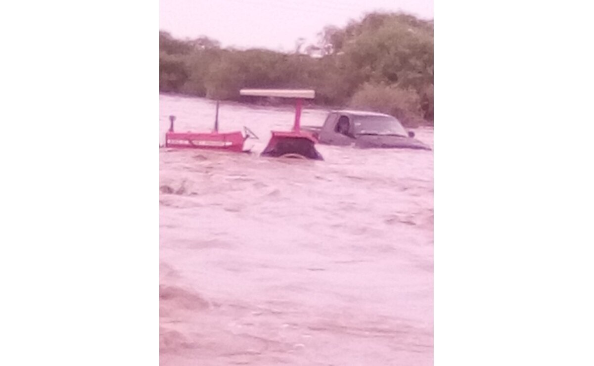 Salvan a 2 hombres atrapados en camioneta arrastrada por corriente en Santo Domingo