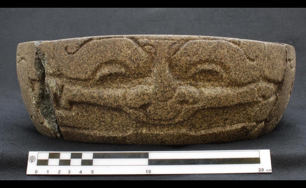 Recuperan yugo totonaco de piedra que representa una serpiente