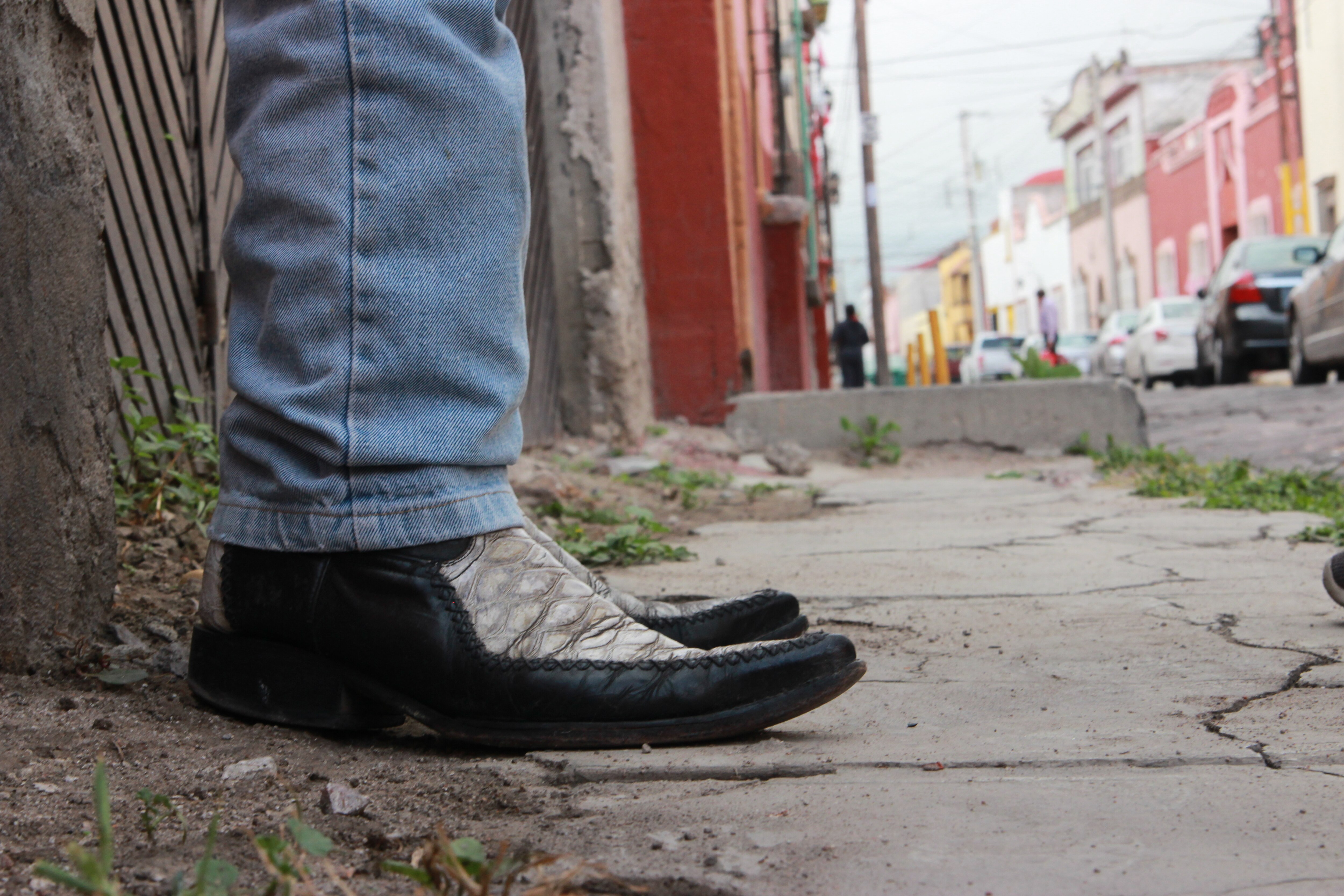 “Míster Botas”, personaje que encierra historias interesantes del barrio de San Miguelito