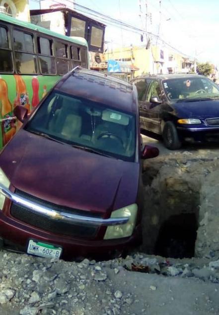 Conductor cae a hoyanco en Himno Nacional