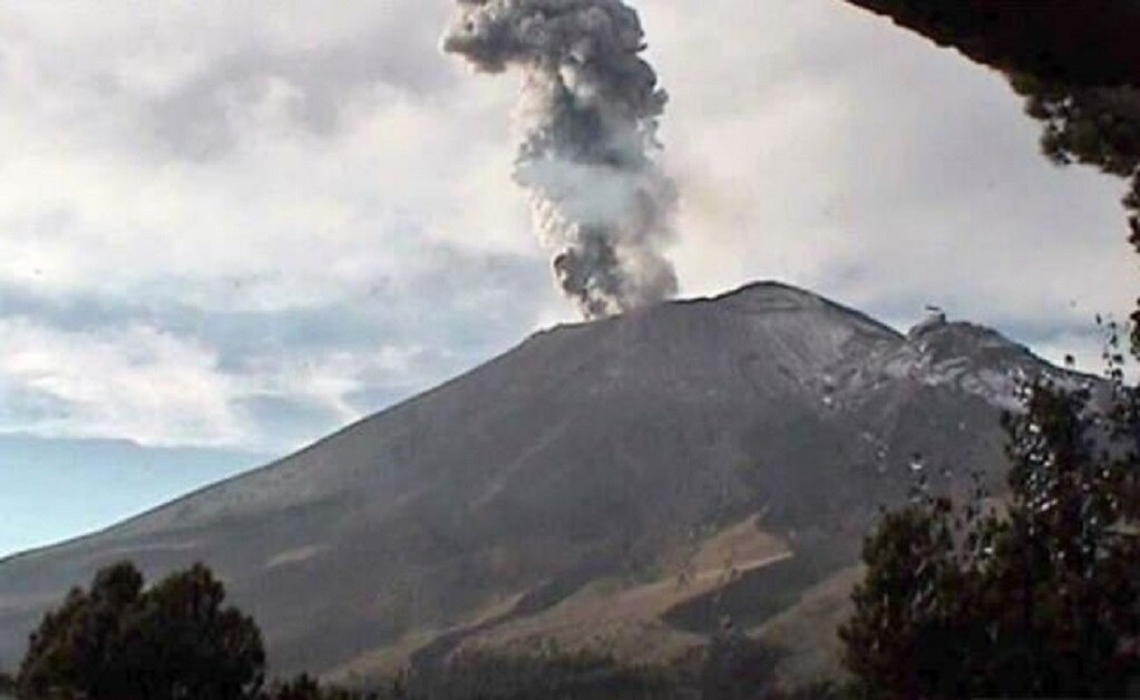  Popocatépetl registra explosión con fumarola de 1.7 kilómetros de altura