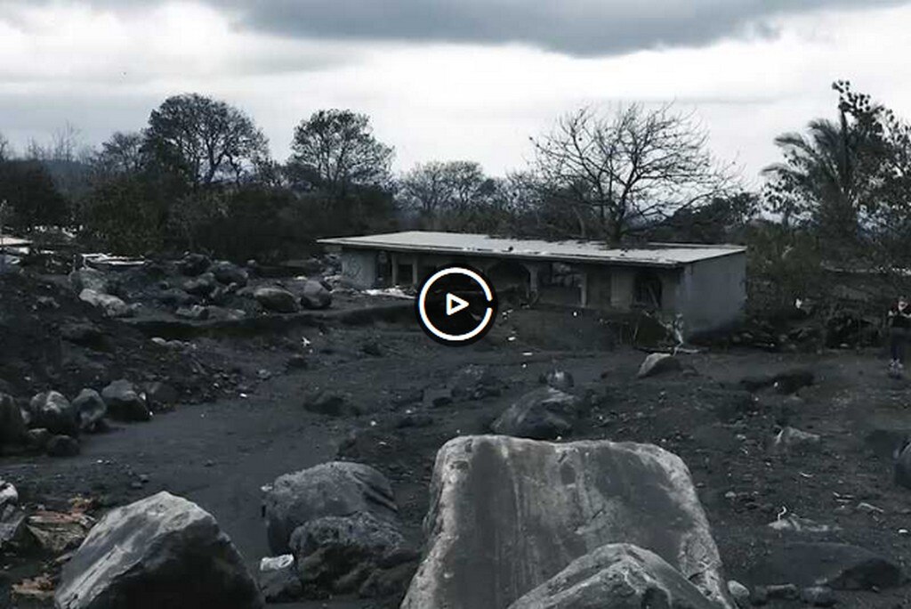 Inhóspito, gris, con grandes piedras en el suelo arenoso. Así luce la Zona Cero, en las faldas del Volcán de Fuego de Guatemala, que hizo erupción el pasado 3 de junio. (ELOÍSA FARRERA)