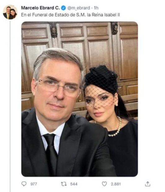 Ebrard se toma "selfie" en el funeral de la Reina Isabel II y lo tunden en redes