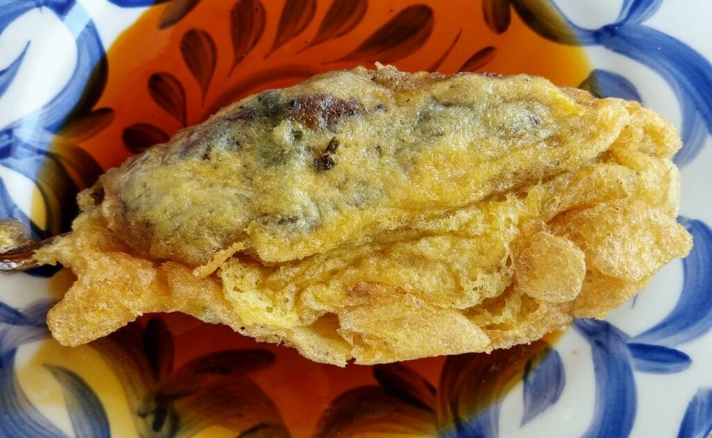 Prepara chile pasilla relleno de hongos y quelites
